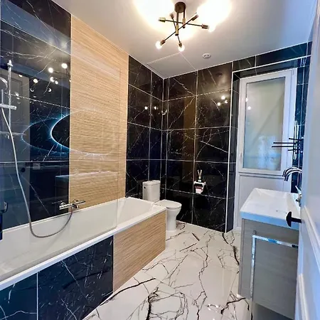 De Luxe Avec Fresque, Hyper Centre Et Parking Sure Fontainebleau