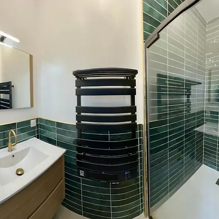 De Luxe Avec Fresque, Hyper Centre Et Parking Sure