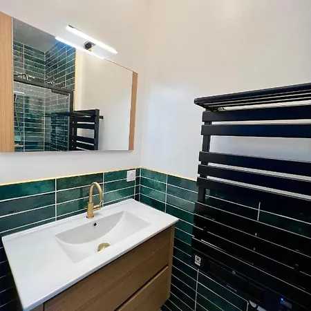 De Luxe Avec Fresque, Hyper Centre Et Parking Sure Fontainebleau