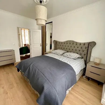 De Luxe Avec Fresque, Hyper Centre Et Parking Sure * Fontainebleau