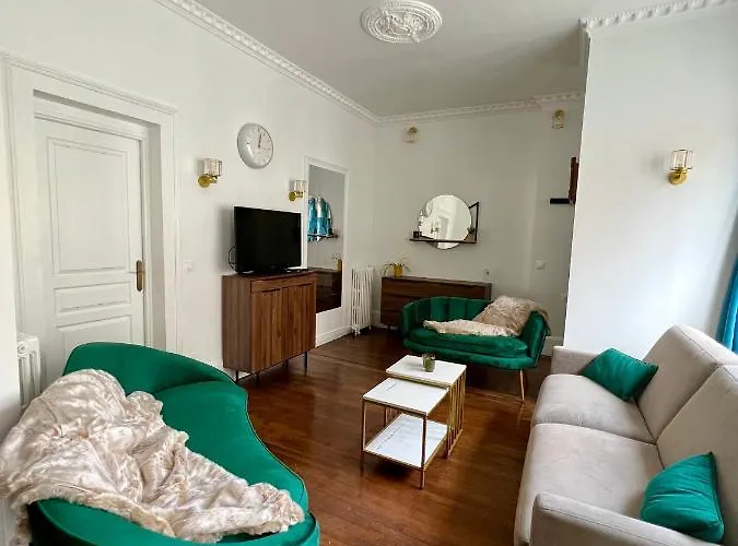 De Luxe Avec Fresque, Hyper Centre Et Parking Sure アパート フォンテーヌブロー